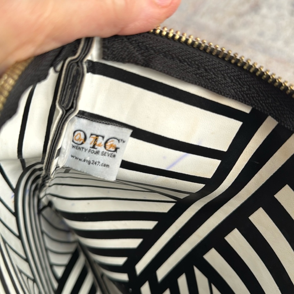 🐝 OTG 247 “On The Go” Queen Bee Crossbody bag. Vegan leather. - Picture 8 of 8